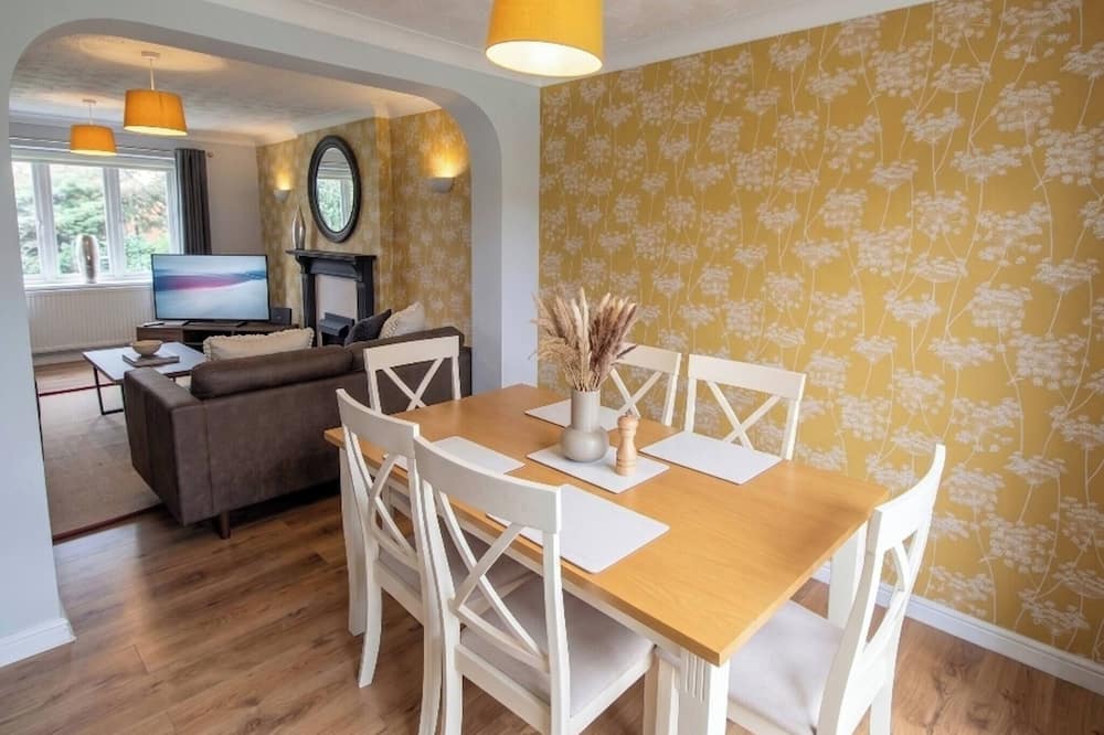 3 Bed Detached - 3 Bathrooms - Parking - Quiet - High Melton