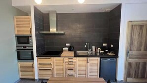 Coffee/tea maker, fridge, microwave, oven