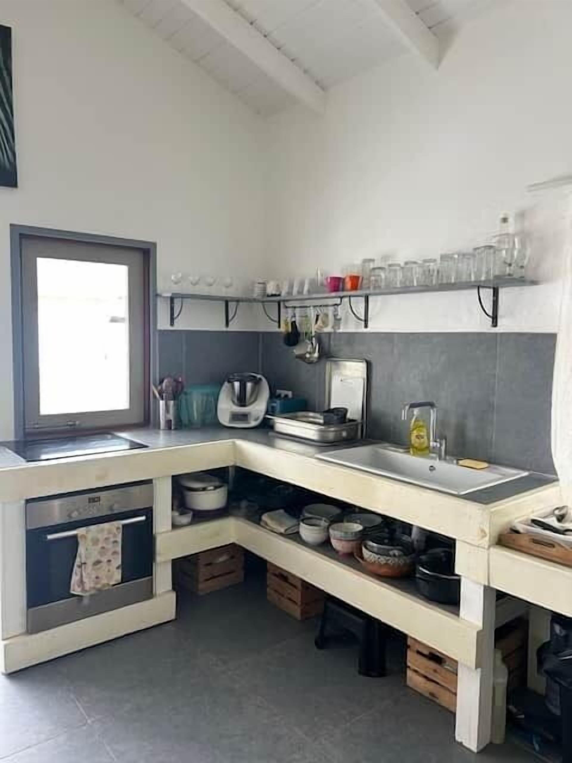 Fridge, microwave, oven, coffee/tea maker