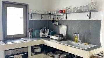 Fridge, microwave, oven, coffee/tea maker