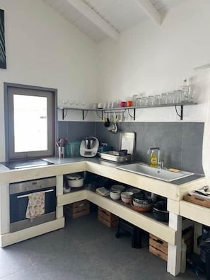 Fridge, microwave, oven, coffee/tea maker - Apartment: Beach and Airport Within Walking Distance (Grand Case)
