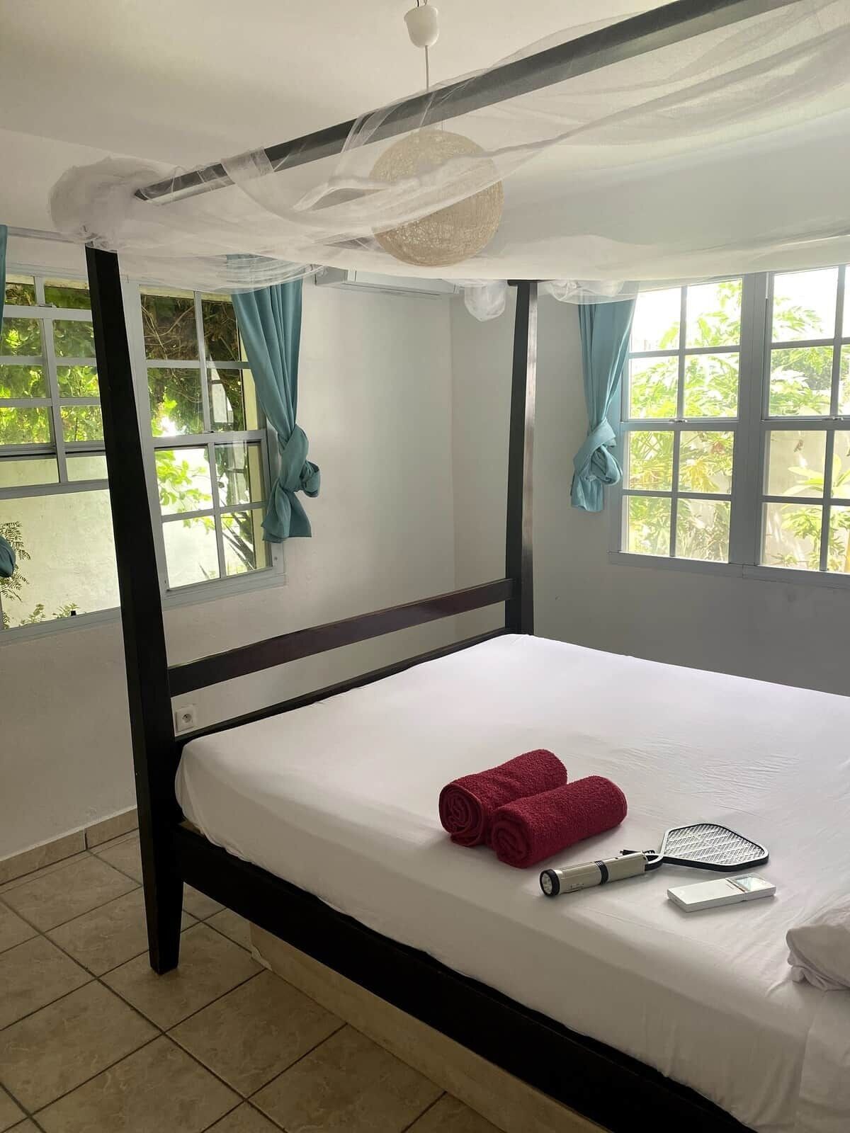 Iron/ironing board, WiFi, bed sheets