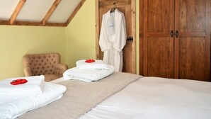 Une chambre à coucher avec un lit, une chaise et une armoire.