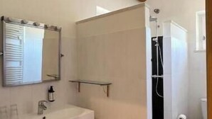 Een douche, een haardroger, zeep