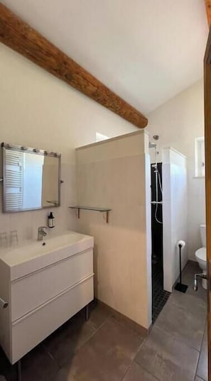 Douche, sèche-cheveux, savon