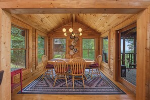 Dining - Escape to Firefly Ridge in Sevierville and discover your perfect Tennessee mount (Sevierville)