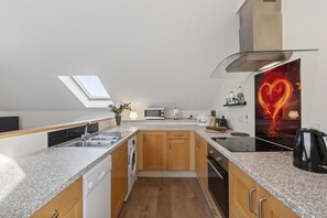 Oven, dishwasher, high chair, cookware/dishes/utensils - 2 Bed in Beaminster (oc-63047) (Littlewindsor)