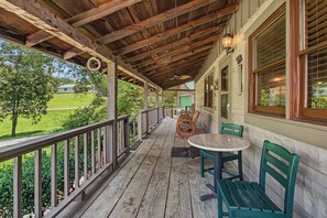 Outdoor dining - Escape to Friendly Bear Cabin 2, a spacious 3290-square-foot retreat in Seviervi (Sevierville)