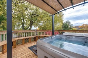 Outdoor spa tub - Escape to Friendly Bear Cabin 2, a spacious 3290-square-foot retreat in Seviervi (Sevierville)