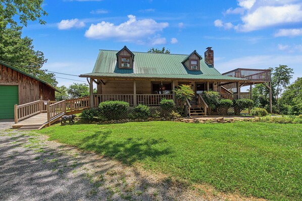 Exterior - Escape to Friendly Bear Cabin 2, a spacious 3290-square-foot retreat in Seviervi (Sevierville)
