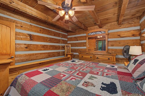 Escape to Friendly Bear Cabin 2, a spacious 3290-square-foot retreat in Seviervi