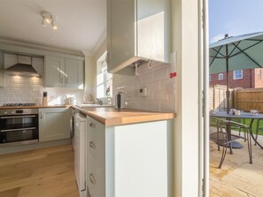 Oven, dishwasher, high chair, cookware/dishes/utensils - 3 Bed in Wells-next-the-sea (oc-kt091) (Wells-next-the-Sea)