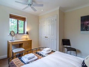 Free WiFi, bed sheets - 4 Bed in Burnham Deepdale (oc-kt113) (Brancaster Staithe)