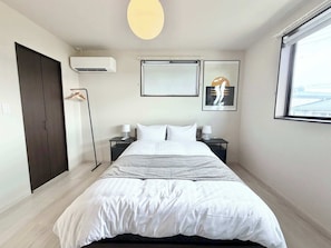 Tabla de planchar con plancha, wifi y ropa de cama 