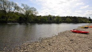 A riverbank with kayaks and a pebbly shore. - 1 Bed in Usk- (oc-63292) (Llangwm)