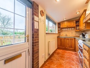Oven, highchair, cookware/dishes/utensils - 3 Bed in Sedgeford (oc-kt092) (Sedgeford)