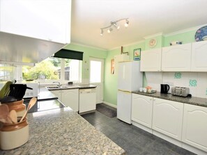 Private kitchen - 3 Bed in Great Snoring (oc-kt075) (Great Snoring)
