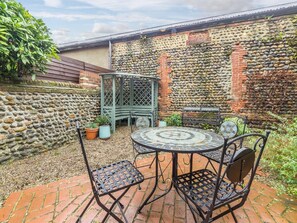Outdoor dining - 2 Bed in Mundesley (oc-kt044) (Mundesley)