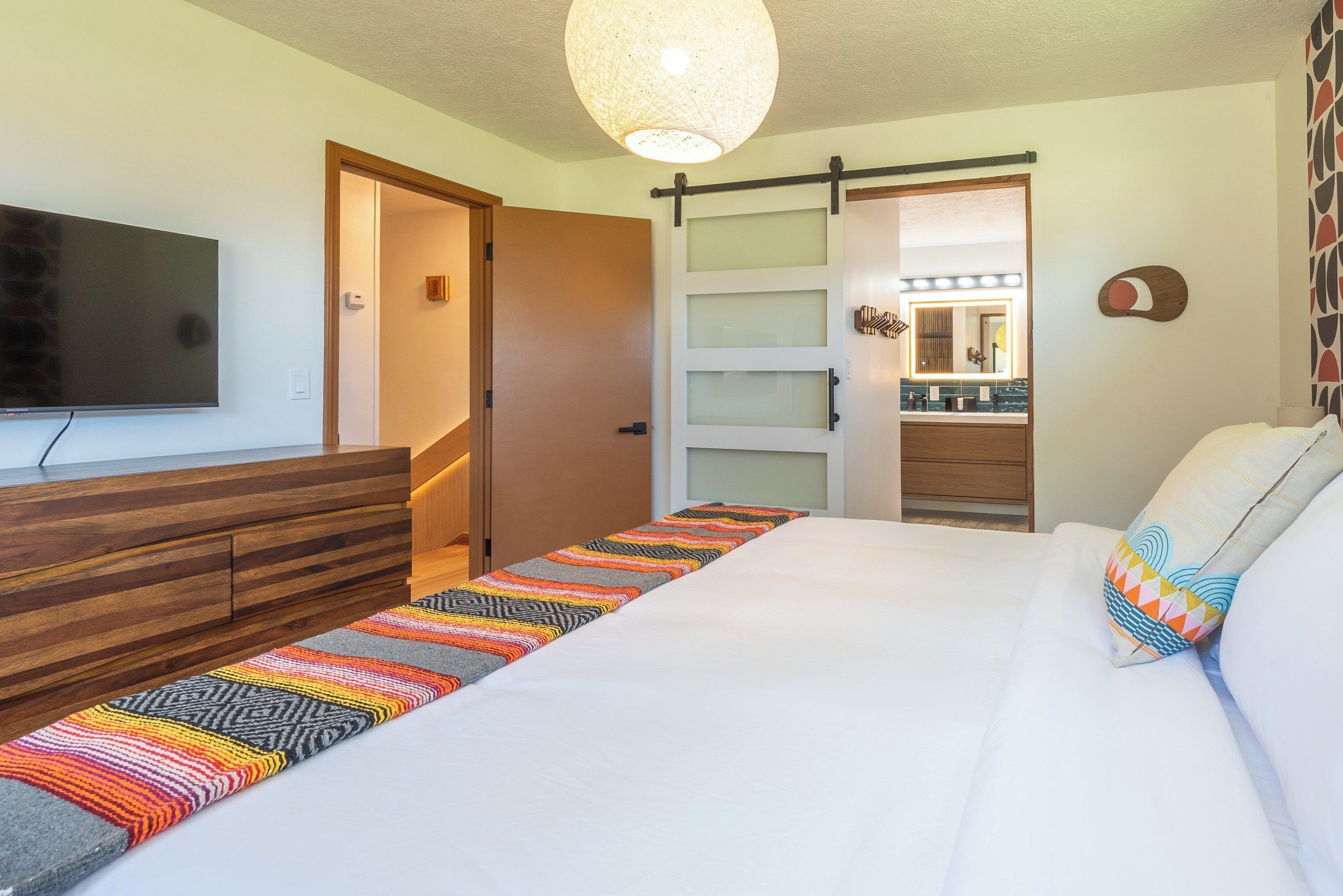 3 slaapkamers, een strijkplank/strijkijzer, wifi, beddengoed
