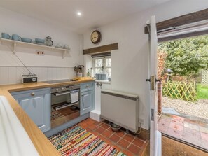 Oven, cookware/dishes/utensils - 2 Bed in North Creake (oc-kt003) (North Creake)