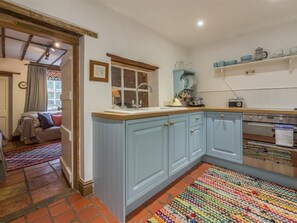 Oven, cookware/dishes/utensils - 2 Bed in North Creake (oc-kt003) (North Creake)