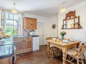 Microwave, oven, dishwasher, cookware/dishes/utensils - 3 Bed in Thornham (oc-kt022) (Thornham)