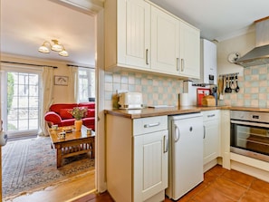 Oven, cookware/dishes/utensils - 2 Bed in Trunch (oc-kt035) (Trunch)