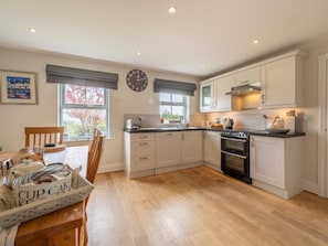 Oven, dishwasher, cookware/dishes/utensils - 3 Bed in Chathill (oc-62640) (Swinhoe)