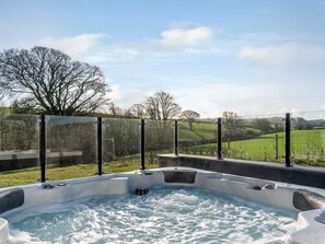 A hot tub with a view of a rural landscape. - 4 Bed in Denbigh (oc-62947) (Llannefydd)