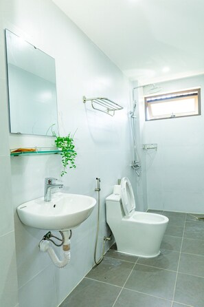 Shower, free toiletries, hair dryer, towels - The BHA Riverside (Ngu Hanh Son)