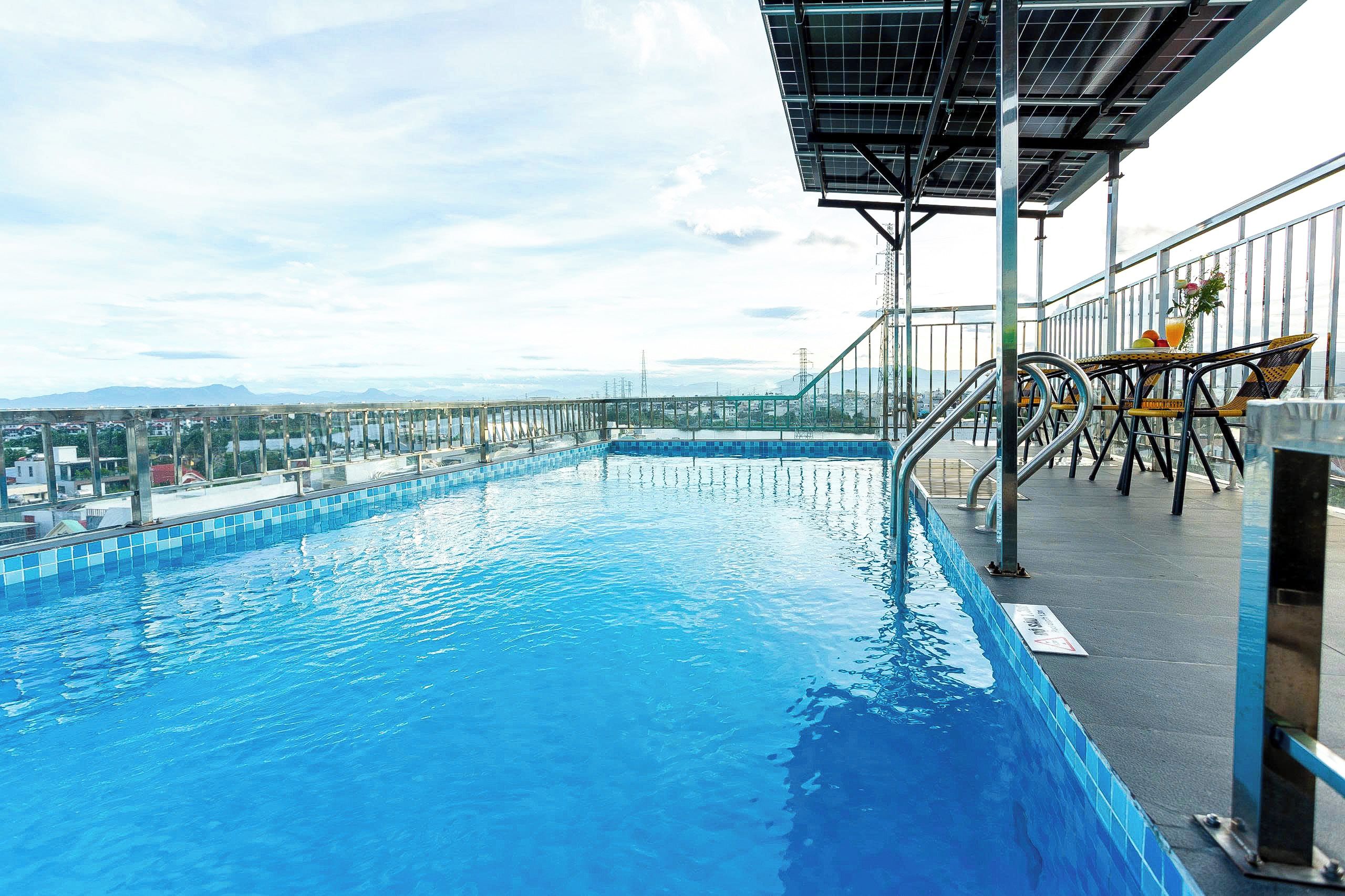 Ein Pool auf dem Dach mit Blick auf die Stadtlandschaft.