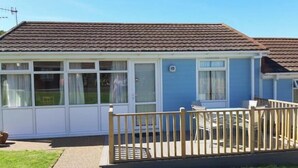 Einbungalow mit umzäunter Terrasse.