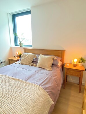 Iron/ironing board, Internet, bed sheets - Funky 1 BDR High Rise Flat City Views Angel (London)