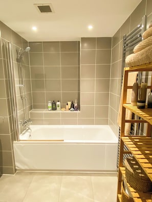 Shower, hair dryer, shampoo - Funky 1 BDR High Rise Flat City Views Angel (London)