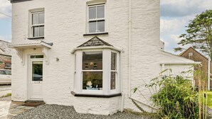 A two-story white building with a bay window and a small porch. - 3 Bed in Fowey (oc-66074) (Polruan)
