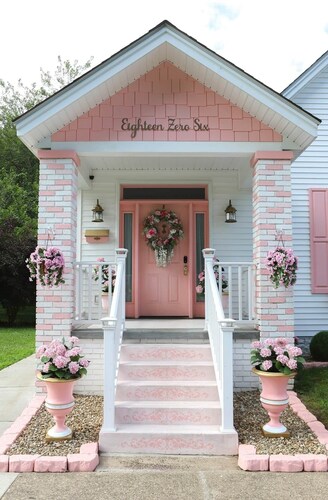 Pink Dreams Cottage: Hot Tub, Fire Pit, BBQ & More