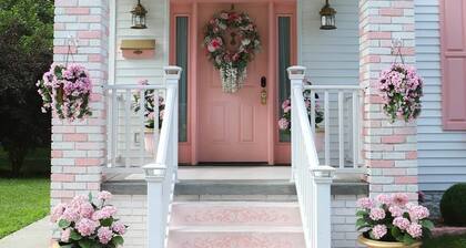 Pink Dreams Cottage: Hot Tub, Fire Pit, BBQ & More