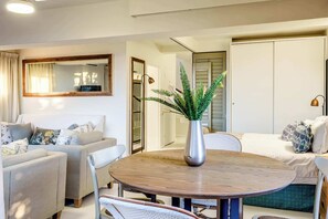 Dining - 2 Bed Camps Bay Apartment with Patio Rock Retreat (Cape Town)