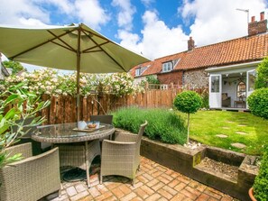Outdoor dining - 2 Bed in Syderstone (oc-kt197) (Syderstone)