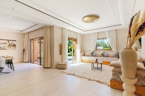 Villa Safa, 3 Bedrooms, Private Pool, Marrakech. No one across the street.