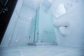 Deluxe-Apartment, Balkon, Stadtblick | Badezimmer