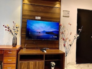 Estudi, balcó, vistes a la ciutat | Interior