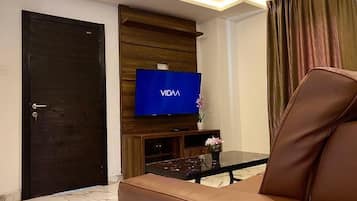 Appartement classique, balcon, vue sur la ville | Intérieur