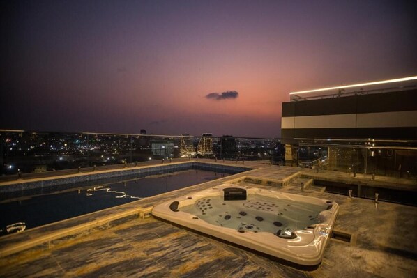 Deluxe-Apartment, Balkon, Stadtblick | Pool