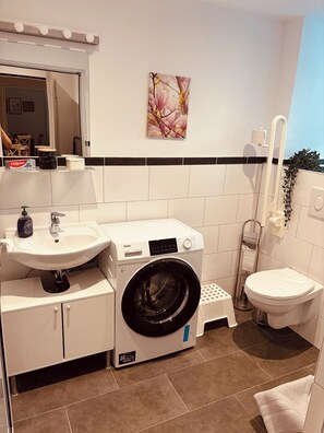 Dusche, Haartrockner, Handtücher, Seife