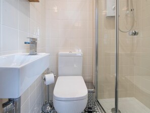 A bathroom with a toilet, sink, and shower. - 3 Bed in Harrogate (oc-hh057) (Harrogate)