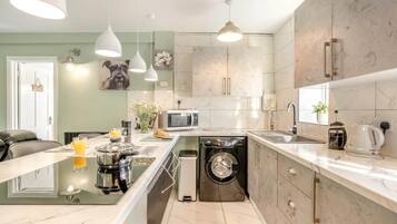 Oven, cookware/dishes/utensils
