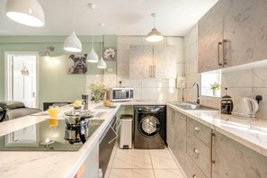Oven, cookware/dishes/utensils - 1 Bed in Beccles (oc-65080) (Beccles)