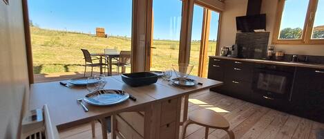 Coffee/tea maker, fridge, oven, stovetop