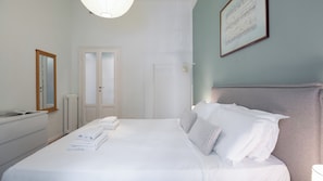 A hotel room with a bed, a dresser, a mirror, and a framed artwork on the wall. - Italianway Comfort - Da Messina 20 (Milano)